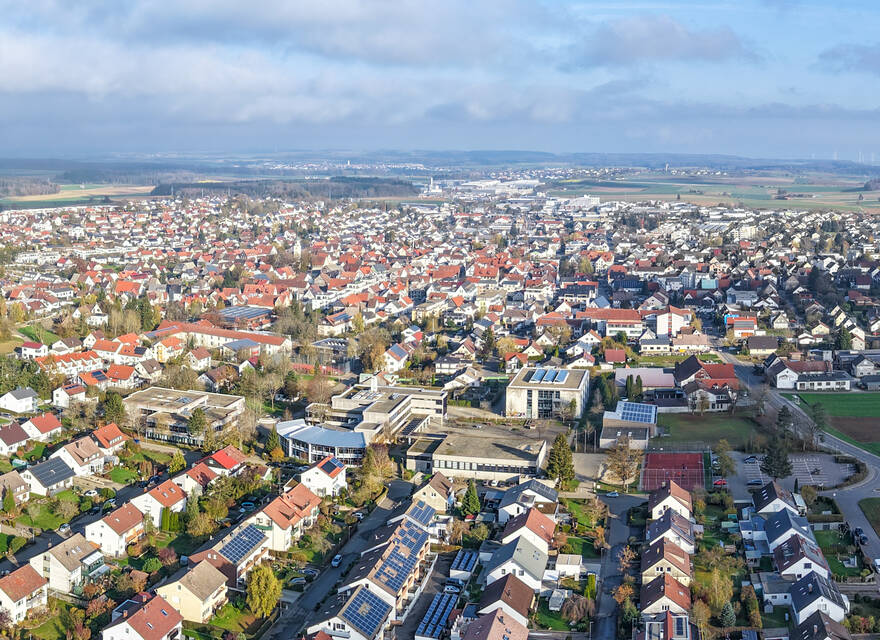 Luftbild der Stadt Laichingen umgeben von Natur der Schwäbischen Alb mit dem Schulzentrum der Stadt Laichingen im Vordergrund