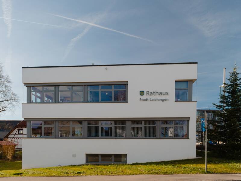 Das Bild zeigt das Rathaus Laichingen in der Bahnhofstraße 26