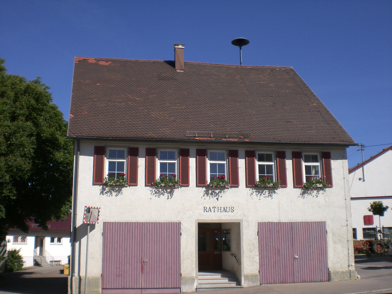 Bild zeigt das Rathaus in Machtolsheim von vorn