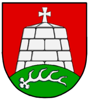Das Wappen der Gemeinde Suppingen mit einem weißen, steinernen Turm mit Kreuz auf rotem Hintergrund und darunter ein grüner Hügel mit weißem Teil eines Geweihs