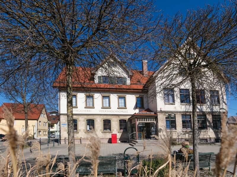 Gebäude Stadtbücherei mit blauem Himmel im Hintergrund