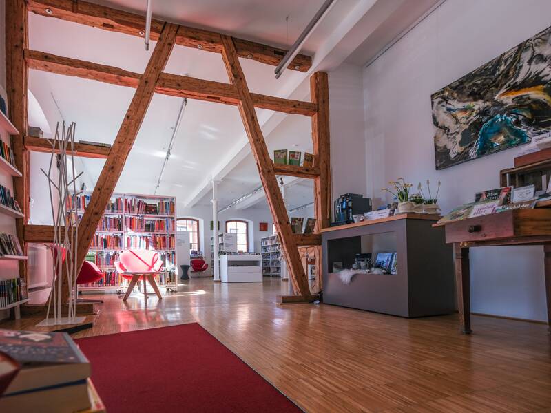 Stadtbücherei Eingangs- und Lesebereich mit Schatten 