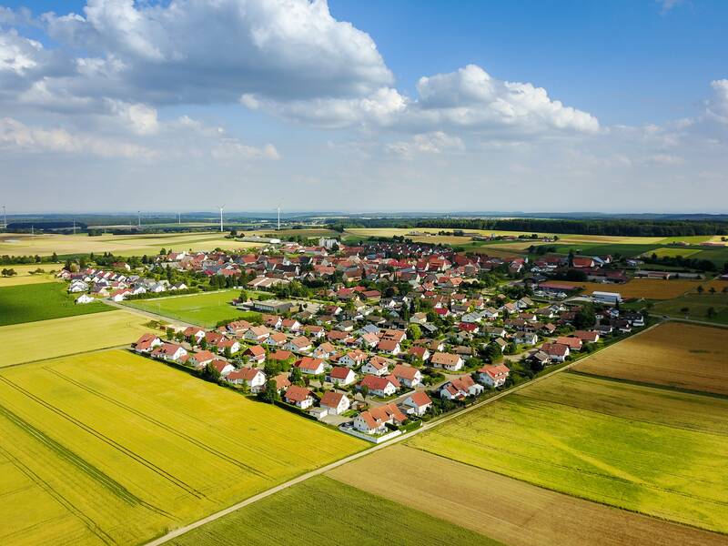 Ein Drohnenbild der Ortschaft Suppingen von nordwesten aus, mit weiter Alblandschaft im Hintergrund