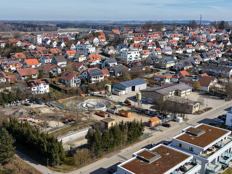 Ein Luftbild des Bauhofes der Stadt Laichingen mit Onnenhof und Garagen rechts, sowie Abstellhof auf der Linken seite und wohngebäuden im Hintergrund