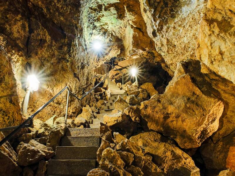 In einer Höhle führen in den stein gemeißelte Treppen steil vorbei an Felsen und der weg windet sich darauf hindurch