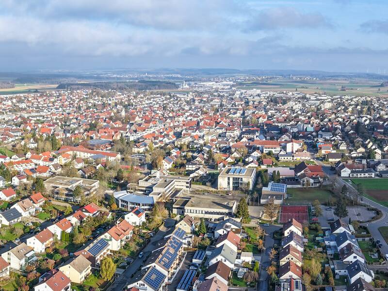 Luftbild des Laichinger Schulzentrums mit seinen weiterführenden Schulen und der Stadt im Hintergrund