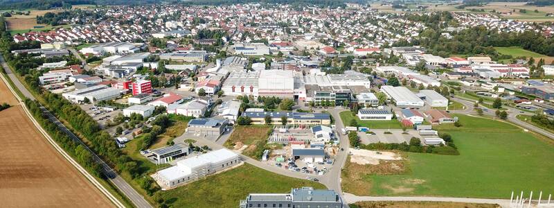weiteres Luftbild über Laichinger Industriegebiet mit Stadt im HIntergrund