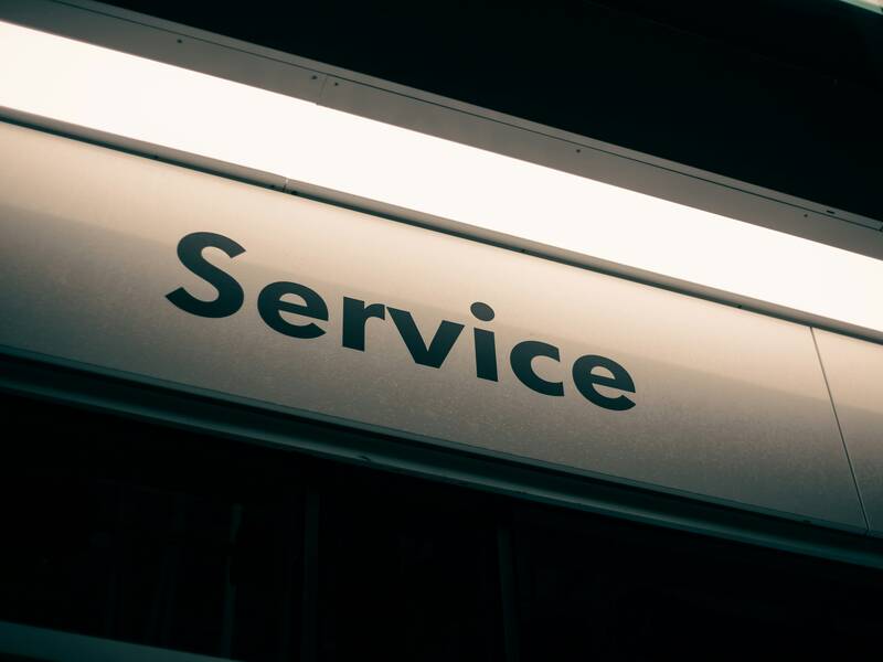Ein beleuchtetes Schild zeigt das Wort "Service" in großen Buchstaben.